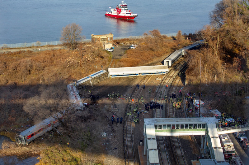 1列紐約通勤列車1日上午出軌，造成至少4人死亡，67人受傷。圖片來源：達志影像/美聯社   
