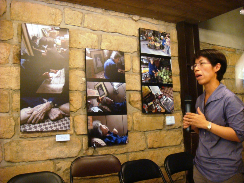 萬華剝皮歷史街區展場即日（24）起舉辦「堅強的理由－獻給台灣慰安婦阿嬤的攝影展」。圖為婦女救援基金會執行長康淑華正在訴說小桃阿嬤的故事。圖：邱珮文/攝   