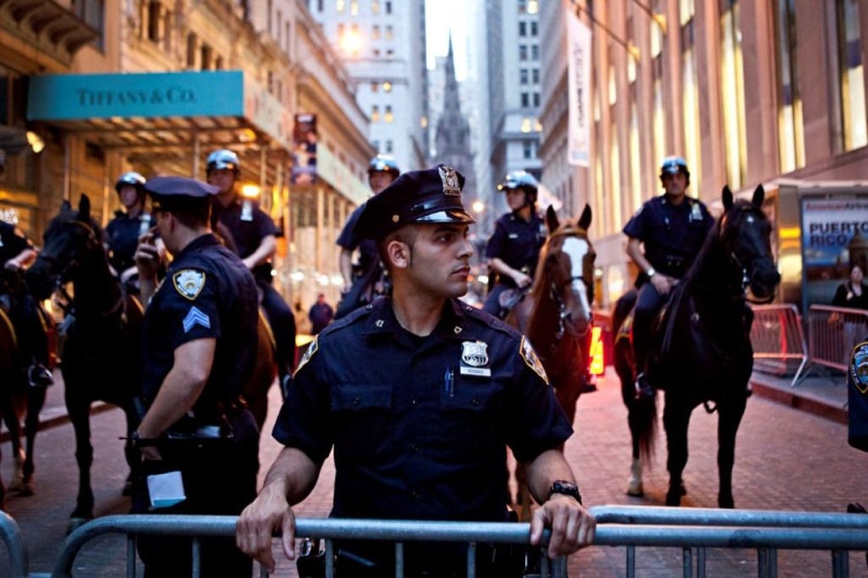 圖為10月10日「佔領華爾街」行動群眾逼近華爾街交易所附近時，紐約警方戒備森嚴的態勢。圖片來源:達志影像/美聯社   