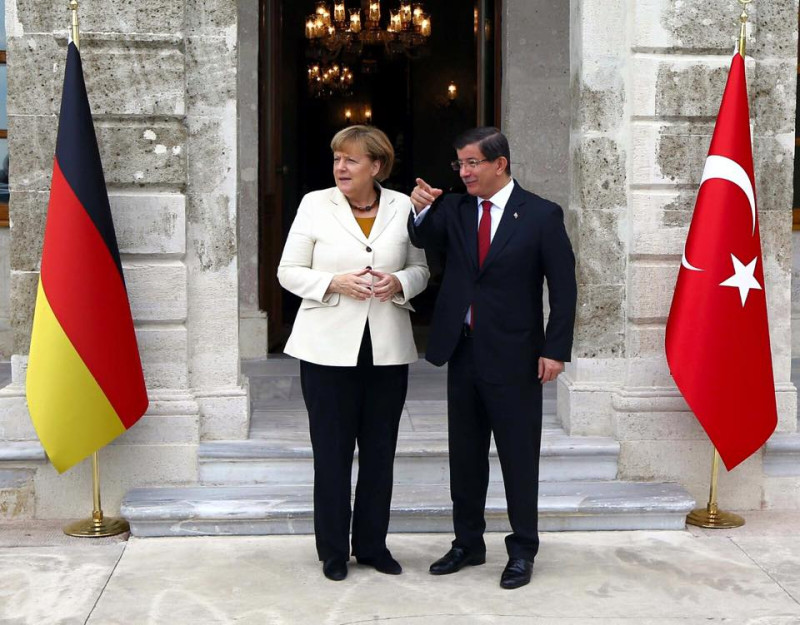 土國總理達武特奧盧（右）18日與德國總理梅克爾會晤，就難民及敍利亞反恐等問題進行意見交換。圖：翻攝達武特奧盧臉書   