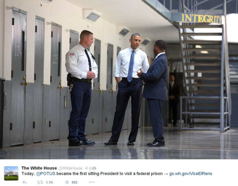 美國總統歐巴馬16日前往奧克拉荷馬州的艾爾雷諾聯邦監獄視察，成為美國史上首位造訪監獄的在任總統。圖：翻攝自白宮推特   