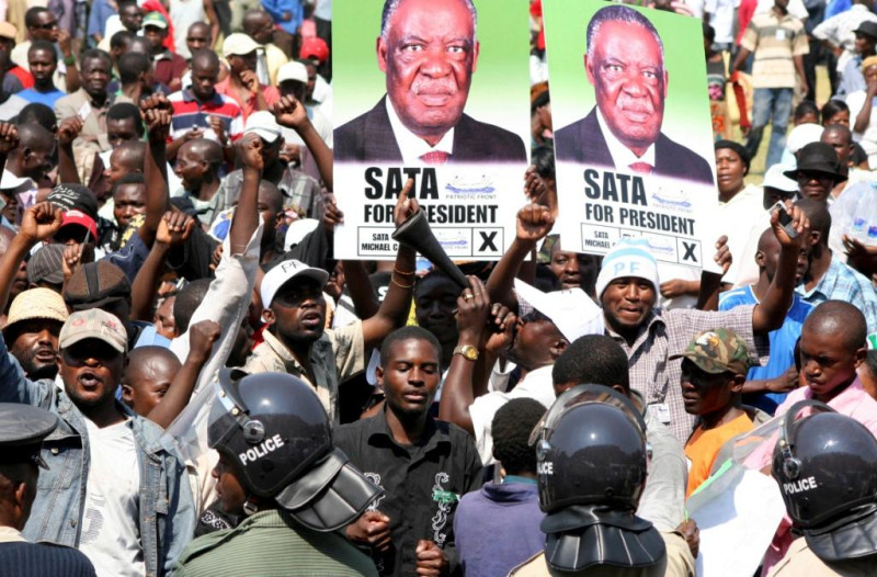 尚比亞大選將投票，在野黨對手薩塔(支持者所舉頭像看板)是他對班達總統的第4次挑戰。在2008年，薩塔的得票率只小輸班達2%；這次大選的選前民調顯示，兩人仍然平分秋色。圖片來源:達志影像/路透社   