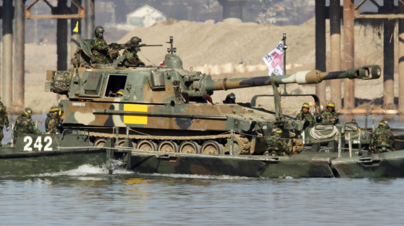 在朝鮮對韓國延坪島發射數10枚砲彈後，韓軍隨後立即回擊。圖為南韓軍隊警戒的狀態。圖片來源：達志影像/路透社。   