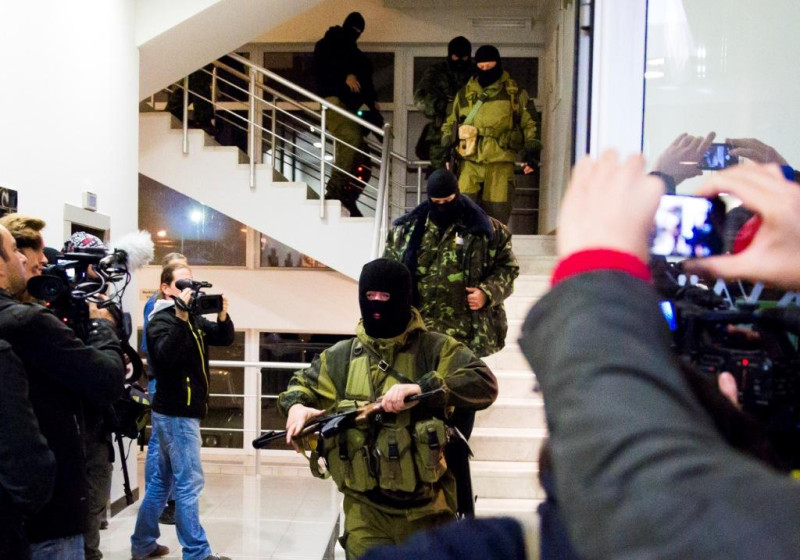 克里米亞金(16)天將舉行入俄公投，俄羅斯軍隊提前進駐克里米亞首都的俄羅斯飯店，引來記者的注目和攝影。圖片來源：達志影像/路透社   