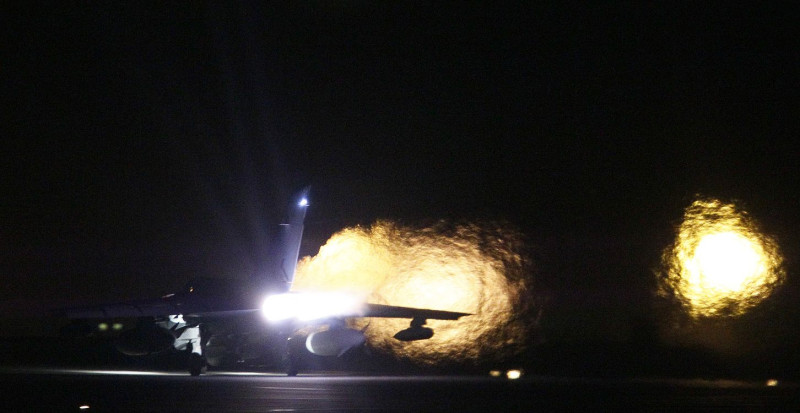 在聯合國通過在利比亞設禁航區後，英國皇家空軍的旋風式GR4戰機星期日從英國Marham基地起飛。圖片來源：達志影像/美聯社。   
