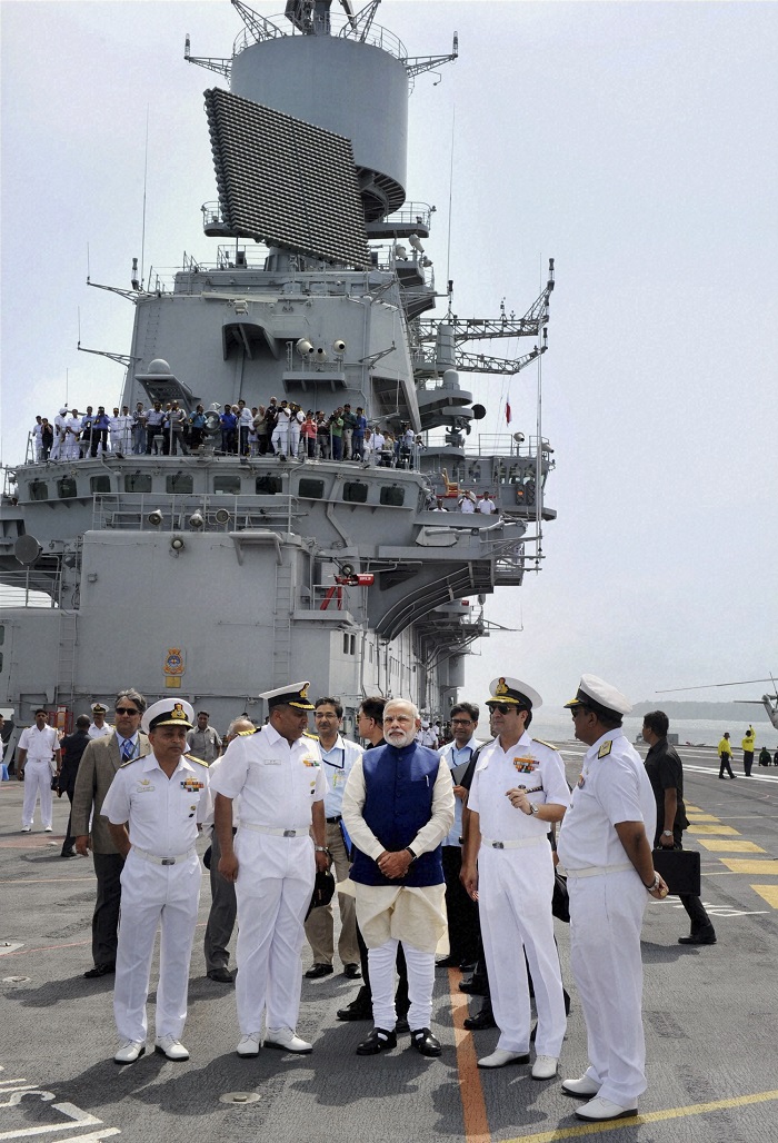 印度加登里奇造船工程公司高層人士指出，新總理莫迪上任以來，給該公司更大的壓力，要求加緊軍艦出口工作。圖為莫迪(圖中)今(2014)年6月14日檢閱印度海軍最大軍艦「超日王號航空母艦」(INS Vikramaditya)。圖片來源：達志影像/美聯社。   