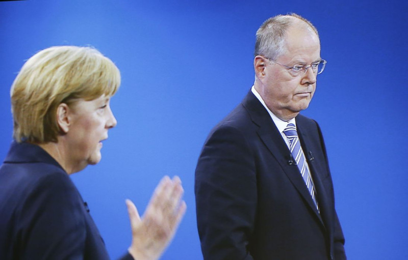 距離22日舉行的德國大選只剩3週，企圖連任的德國總理梅克爾（左）與對手社會民主黨所推派的史坦布律克（右），1日展開唯一一場電視辯論。圖片來源：達志影像/路透社。   