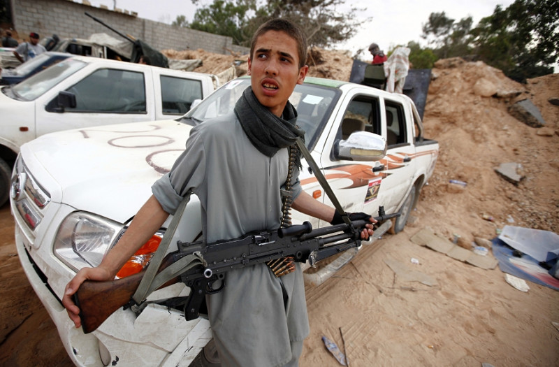 聯合國在當地時間週三（1日）公布一份關於利比亞內戰的報告。報告中指出，利比亞政府軍部隊犯下戰爭罪和反人類罪。圖為一名手持步槍的利比亞反抗軍士兵。圖片來源：達志影像/路透社   