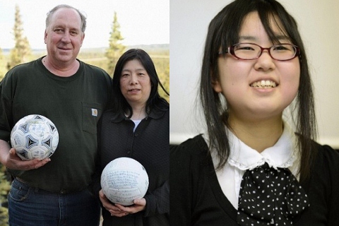 佐藤詩織(右)的排球在去年313日本海嘯中失蹤，1年過後在美國阿拉斯加被大衛夫婦(左)撿到。大衛手中的足球，也已確認失主是日本高中生村上岬。(圖片來源:達志影像/路透社)   