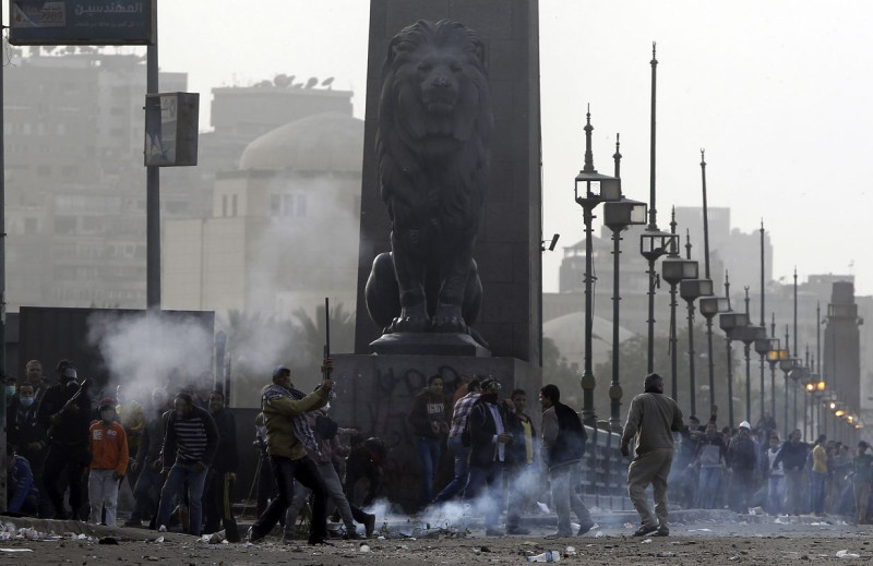 埃及民眾反政府抗議行動持續進行，圖為首都開羅警察向抗議群眾發射催淚瓦斯。圖片來源：達志影像/路透社。   