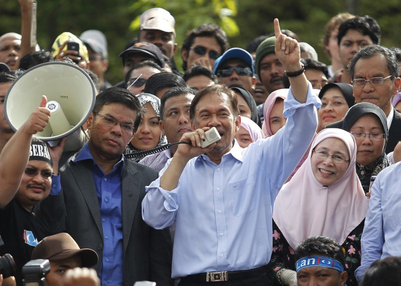 馬來西亞反對派領袖安華（Anwar Ibrahim）被控雞姦案，法官今（9）日宣判無罪；安華說：「我感到沉冤昭雪。」(圖片來源:達志影像/路透社。)   