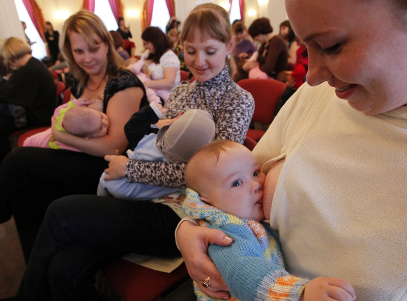 餵食母乳不但對孩子好，對媽媽本身也有好處。一個研究團隊的發現，指出哺育新生兒6個月母乳的婦女，可以大幅降低日後罹患高血壓的風險。圖片來源：達志影像/路透社   