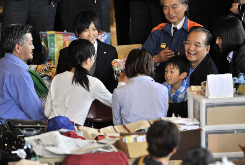 圖為中國國務院總理溫家寶5月21日到日本探訪災民居住在臨時安置所的情況。圖片來源：達志影像/路透社。   