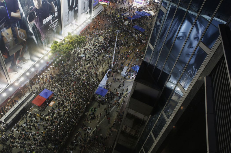 爭「真普選」的香港民眾1日晚間集聚在銅鑼灣商圈。圖片來源：達志影像/路透社   