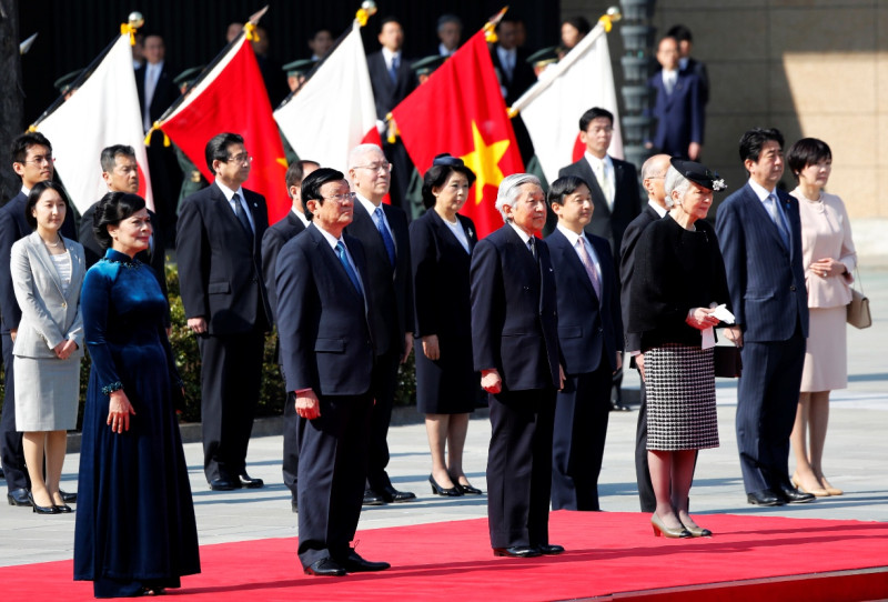 天皇明仁夫婦(圖前排左三、左四)、首相安倍晉三夫婦(圖前排左五、左六)17日親自歡迎到訪的越南國家主席張晉創夫婦(圖前排左一、左二)。圖片來源：達志影像/路透社。   
