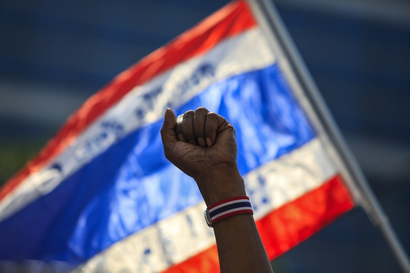 泰國反政府抗議行動持續，反對黨民主黨的法律團隊負責人維拉塔納提交了一份請願書，要求憲法法院判定週日（2日）的選舉無效。圖片來源：達志影像/路透社   