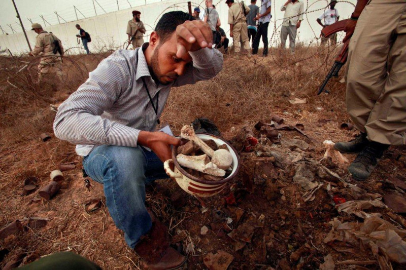 利比亞首都的黎波里的阿布沙立姆監獄（Abu Salim）圍牆外，發現一處亂葬崗，相信是1996年被格達費保安部隊所屠殺的1270名犯人。圖片來源:達志影像/路透社   