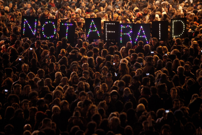 《查理周刊》遭槍擊後，超過3萬名巴黎市民7日晚間聚集在《查理周刊》總部前廣場集會，民眾手持「我是查理」、「無所畏懼」（Not afraid）標語，表達支持言論自由的立場。圖片來源：達志影像/美聯社   