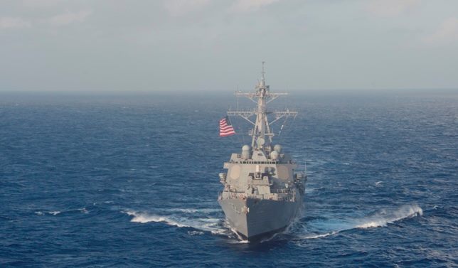 美國派遣「拉森」號導彈驅逐艦巡航南海中國人工島12海哩範圍，南海局勢陷入緊張。圖：翻攝拉森號驅逐艦臉書   