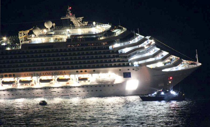 郵輪「柯斯達康柯達號」（Costa Concordia）今（14）日凌晨在義大利外海觸礁，發稿時仍在救援。(圖片來源:達志影像/美聯社。)   