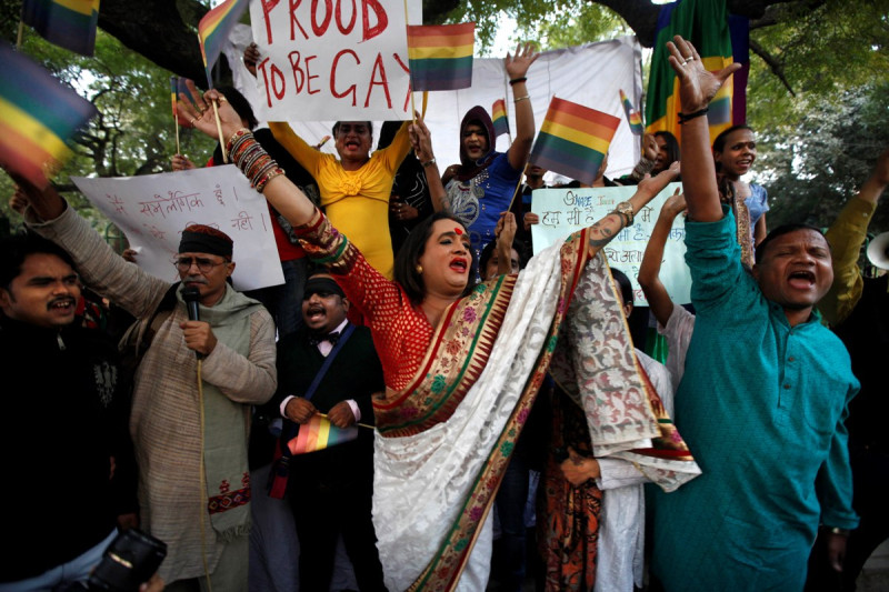 印度最高法院本週三(11日)維持同性戀有罪裁定，推翻了2009年高等法院一項同性戀除罪裁決。聯合國人權事務高級專員皮萊(Navi Pillay)12日發表聲明對此表示關注。圖為當天法院外大規模的同志示威抗議運動，英語標語上寫著：「驕傲身為同志」。圖片來源：達志影像/美聯社。   