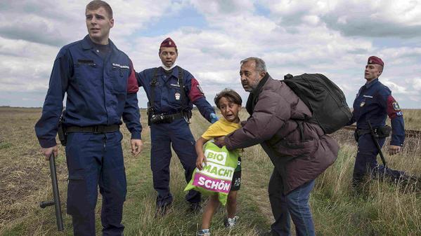 莫森(Osama Abdul Mohsen)與兒子柴德遭困於匈牙利邊界時的照片。圖：翻攝自miguelgalanrfef推特   
