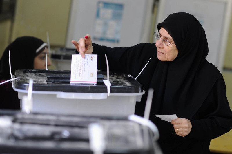 埃及自14日起，一連2天於全國27個省舉行新憲法草案公投。圖為民眾投票情形。圖片來源：達志影像/路透社。   