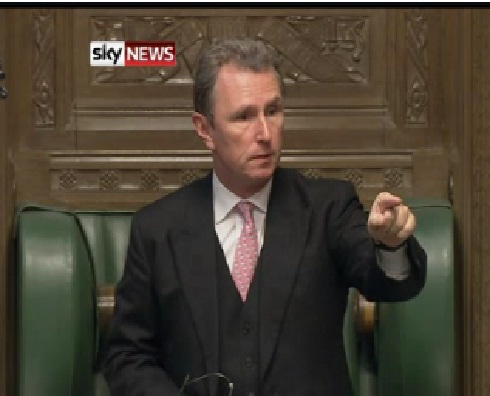 英國國會下議院副院長艾萬斯（Nigel Evans），因被指控性侵兩名20多歲男子而遭警方逮捕問訊。圖：翻拍自skynews電視畫面   