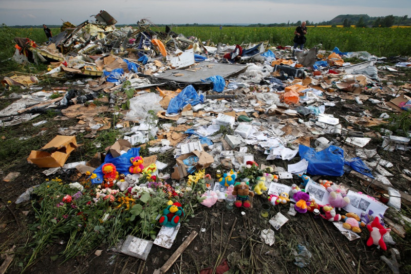 馬航飛機遭擊落後，附近居民為了哀悼死難的小朋友，所帶來的填充娃娃禮物。圖片來源：達志影像/路透社資料照片   