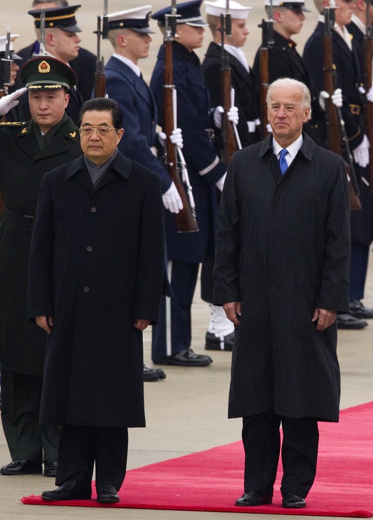中國國家主席胡錦濤（左）美國時間18日已經安全抵達美國首都華盛頓安德魯空軍基地。美國副總統拜登及其夫人到機場迎接，並進行了短暫的歡迎儀式。圖片來源：達志影像/美聯社。   