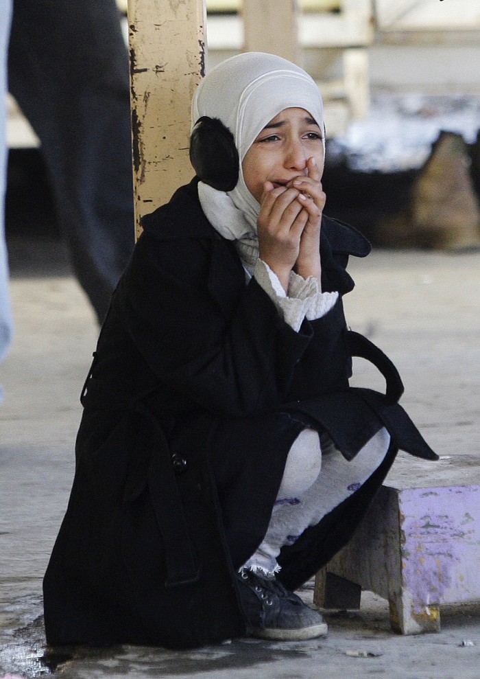 哭泣的11歲伊拉克少女；她的父親在今天自殺炸彈攻擊中喪生。圖片來源：達志影像/美聯社   