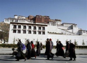 西藏自焚事件頻傳，今年5月中國還拘捕多達600名藏人。圖片來源:達志影像/美聯社。   