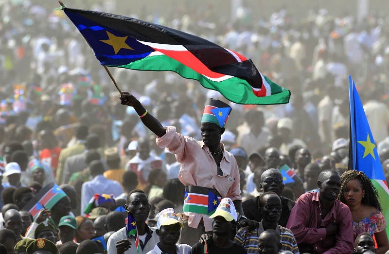 南蘇丹今（9）日正式宣布脫離蘇丹共和國，將成為聯合國第193個會員國，也將是非洲國家中第54個聯合國會員。圖為南蘇丹建國大典上揮舞新國旗的群眾。圖片來源:達志影像/路透社   
