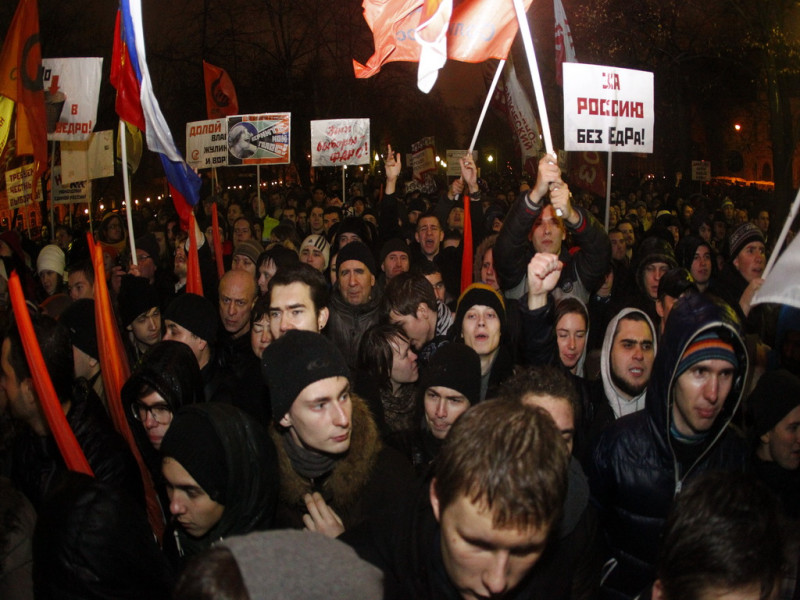 數千名群眾聚集在莫斯科市中心高喊「要革命」，呼籲終結普亭的萬年統治。圖片來源：達志影像/路透社   