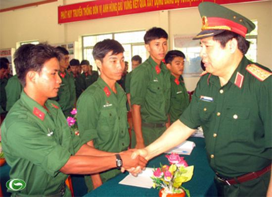 越南國防部長馮光清（右）除了加強國內戰備能力，也出訪印度，討論雙方軍事合作。圖：翻攝馮光清臉書   
