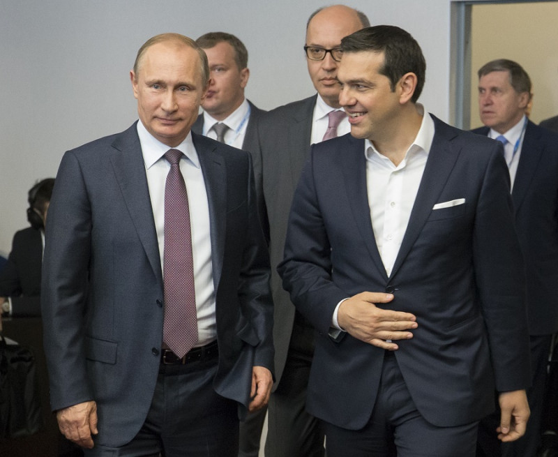 希臘總理齊普拉斯（右）上任後與俄羅斯越走越近，俄羅斯總統普丁(左)6日與齊普拉斯通電話時表示，支持希臘人民克服國家面臨的困難。圖片來源：達志影像/美聯社   