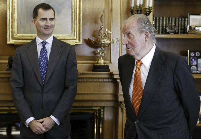 西班牙國王胡安．卡洛斯一世（右）2日宣布退位，由王儲菲利浦（左）繼任。圖片來源：達志影像/路透社資料照片   