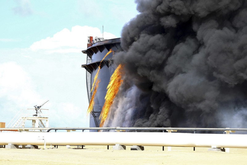 25日的衝突造成1座原油儲油槽燃燒。圖片來源：達志影像/路透社。   