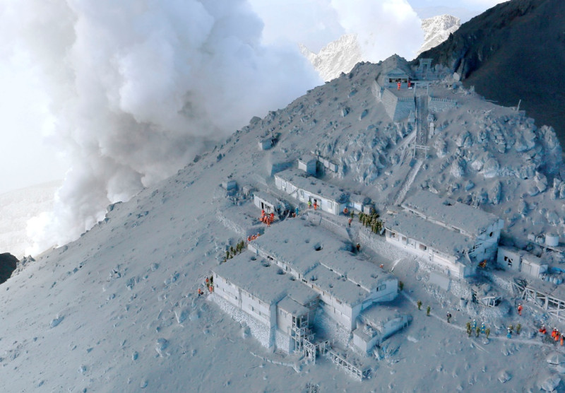 由於火山活動依然持續進行中，這次救援行動在高度警戒二次災害的情況下展開。圖片來源：達志影像/路透社。   