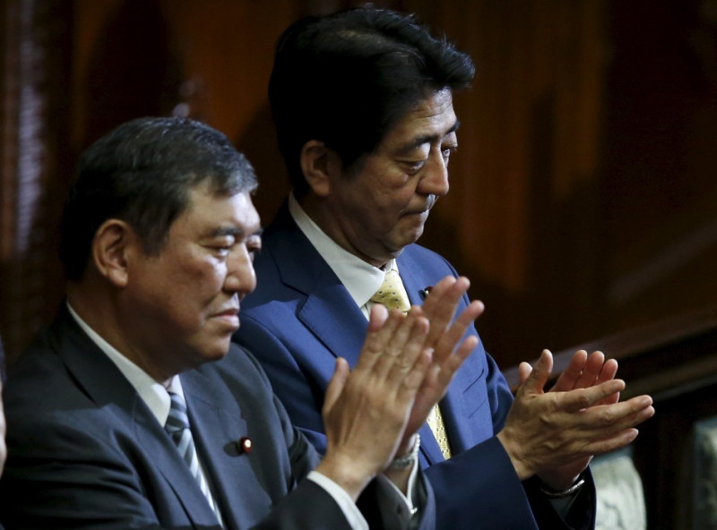在強大的反對聲浪中，日本眾議院16日表決通過安保法案。圖右為強力支持安保法案的日本首相安倍晉三。圖片來源：達志影像/路透社   