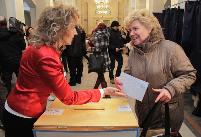 拉脫維亞昨（18）日舉辦的公投3/4的選民投下選票否決將境內超過1/3民眾使用的俄羅斯語列為第二官方語言。圖片來源：達志影像/美聯社   