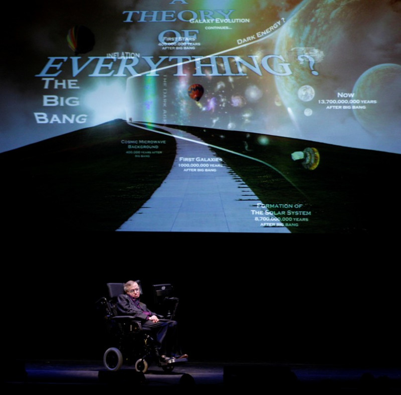 英國劍橋大學教授史蒂芬‧霍金博士，有「輪椅上的天才科學家」之稱。圖片來源：達志影像/美聯社。   