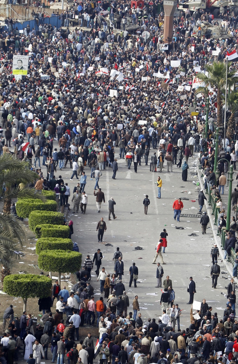 畫面上方就是穆巴拉克的支持者，下方則是要求穆巴拉克下台的群眾，雙方衝突一觸即發。圖片來源：達志影像/路透社   