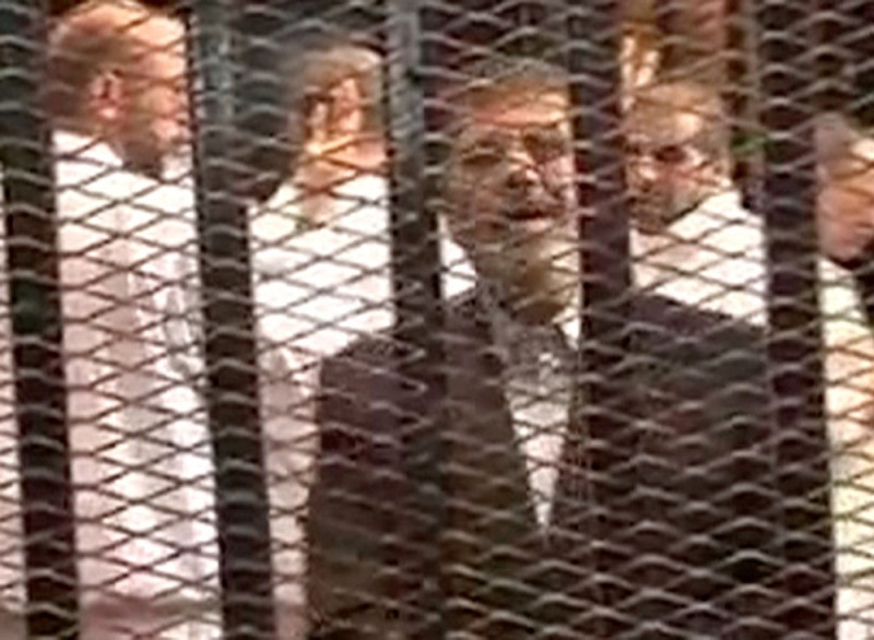 62歲的埃及被黜總統穆西拒絕穿著被告的白色制式衣服，他選擇穿著白色襯衫，外搭一件海軍藍的夾克。圖片來源：達志影像/美聯社。   