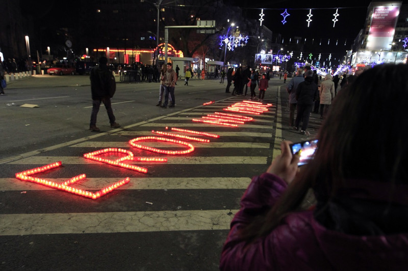 25年後的2014年12月21日，羅馬尼亞人民用蠟燭在路上排出「英雄永遠不死」的字樣緬懷當時參加示威抗議的民眾，並追憶紀念革命犧牲的勇士們。圖片來源：達志影像/路透社。   