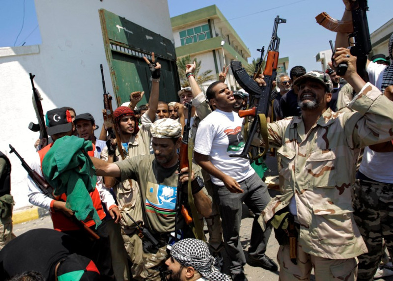 英國《衛報》於台灣時間26日報導指出，目前被反抗軍圍攻的利比亞強人格達費，曾對美國採取遊說，試圖阻止北大西洋公約組織對利比亞的空襲。圖為利比亞反抗軍攻入首都的照片。圖片來源：達志影像/美聯社   