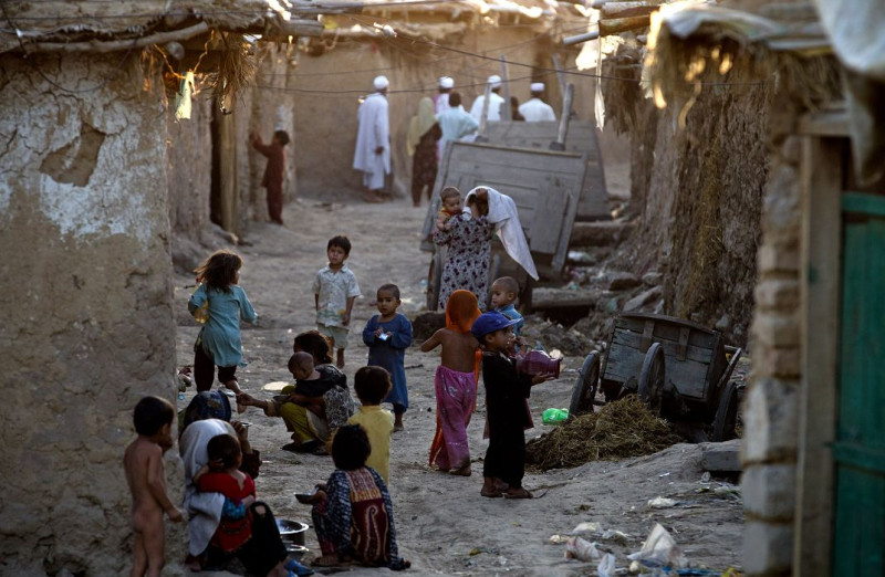巴基斯坦國內不少家庭因安全部隊與武裝分子開火，被迫逃離自己居住的村莊，圖為流離失所的孩子，正在伊斯蘭瑪巴德玩耍。圖片來源：達志影像/美聯社。   