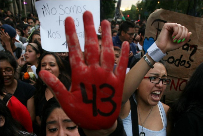 墨西哥舉國為了43名大學生參與示威活動後下落不明群情激憤，數萬人上街要求政府給個交代。圖片來源:達志影像/美聯社   