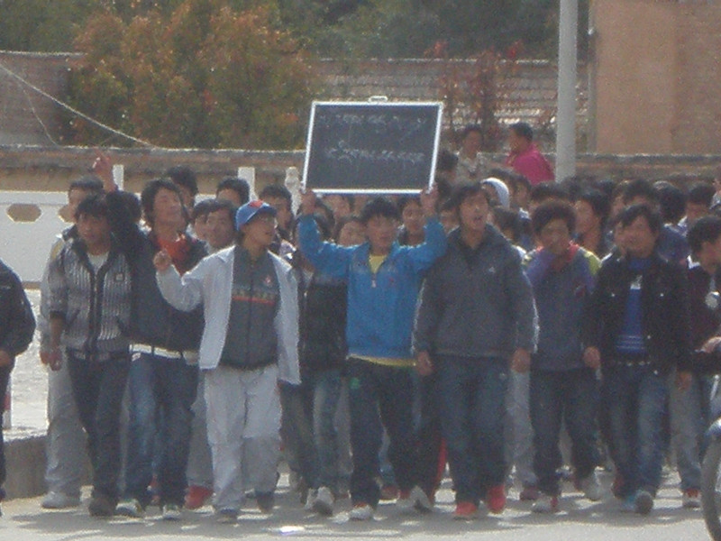 西藏學生高舉標語「國族平等、語言平等」。圖片翻攝自由西藏網站   