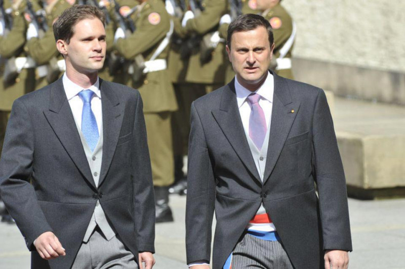 根據澳洲新聞網站報導，盧森堡新任總理貝特爾(右)與其副手施奈德也創下全球由兩位同性戀者擔任國家領導人的首例。圖：翻攝自貝特爾(Xavier Bettel)臉書   